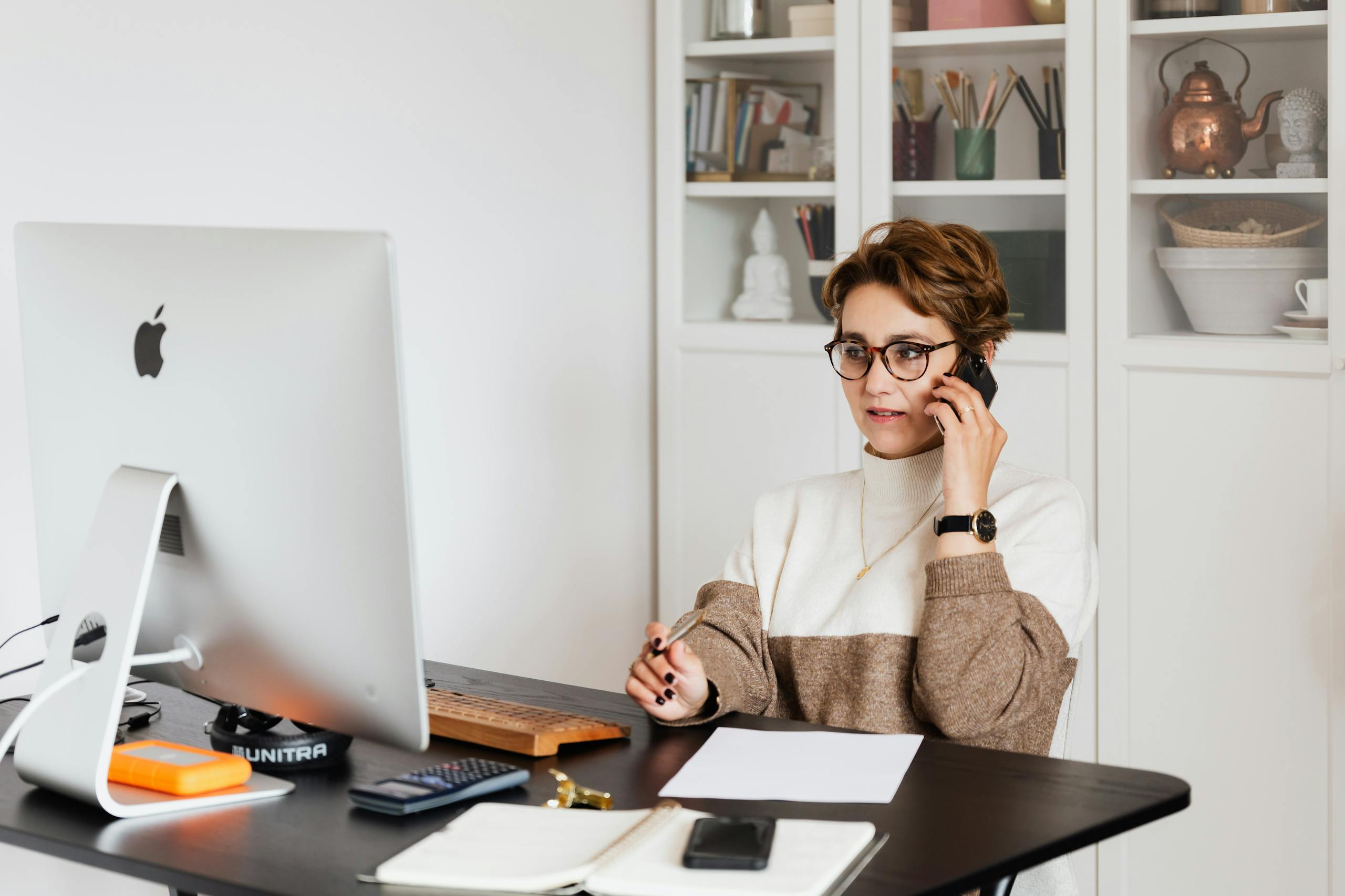 Responsable RH accompagnant un collaborateur
