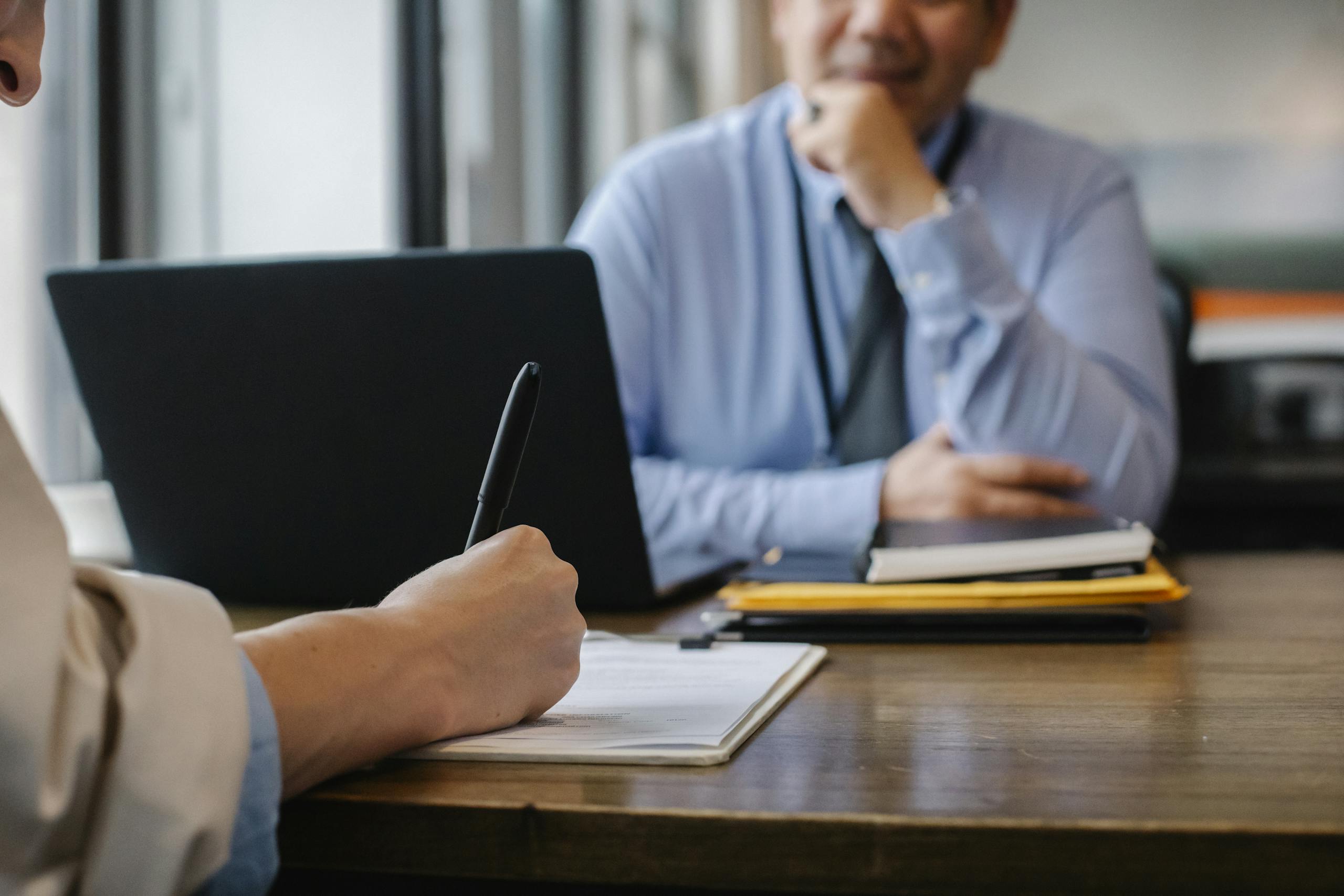 Responsable évaluant les risques avec un collaborateur